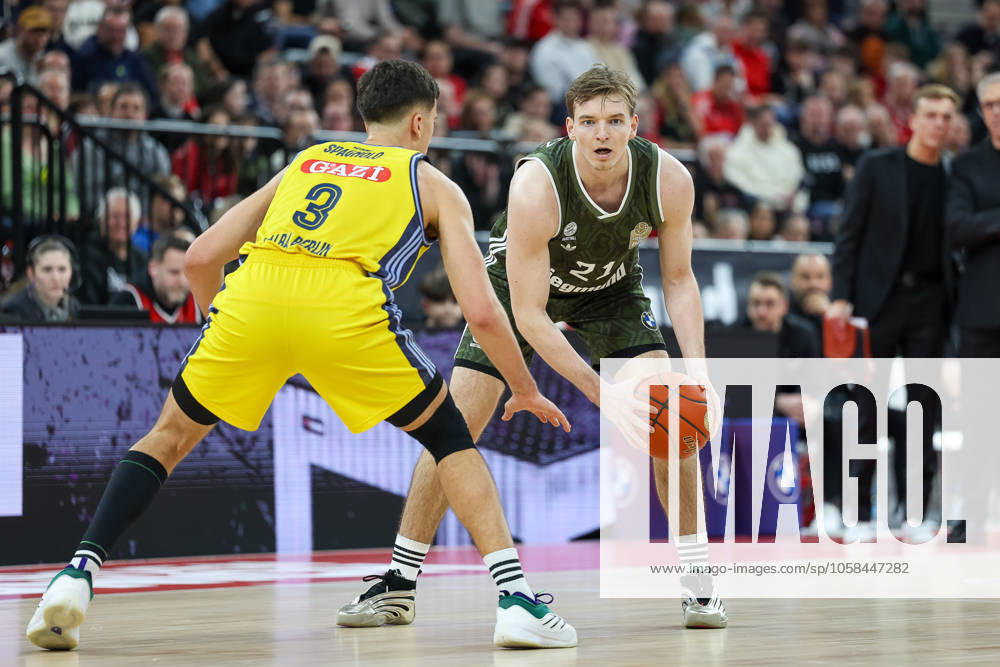 Justuz Hollatz (FC Bayern Basketball, 21) mit Ball mti Matteo Spagnolo (Alba Berlin, 03), GER, FC Bayern Muenchen vs. Alba Berlin, Basketball, easycredit Basketball Bundesliga, BBL, 19. Spieltag, Saison 2024 2025, 02.02.2025, GER, FC Bayern Muenchen vs. Alba Berlin, Basketball, easycredit Basketball Bundesliga, BBL, 19. Spieltag, Saison 2024 2025, 02.02.2025 Muenchen