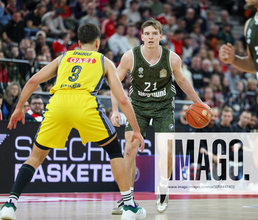 Justuz Hollatz (FC Bayern Basketball, 21) mit Ball mit Matteo Spagnolo (Alba Berlin, 03), GER, FC Bayern Muenchen vs. Alba Berlin, Basketball, easycredit Basketball Bundesliga, BBL, 19. Spieltag, Saison 2024 2025, 02.02.2025, GER, FC Bayern Muenchen vs. Alba Berlin, Basketball, easycredit Basketball Bundesliga, BBL, 19. Spieltag, Saison 2024 2025, 02.02.2025 Muenchen