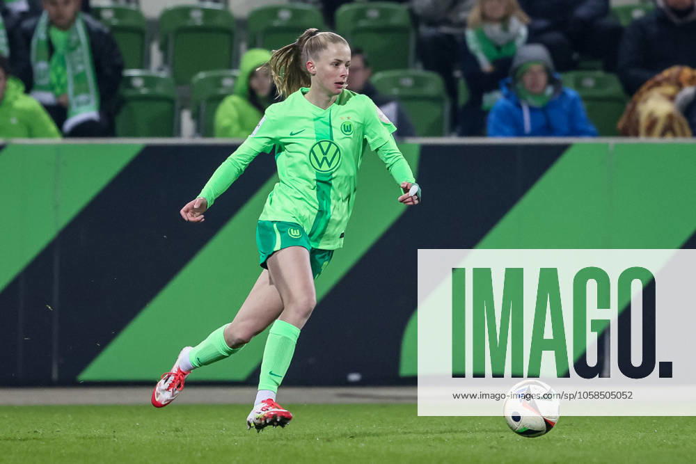 V.li.: Vivien Endemann (VfL Wolfsburg, 25) am Ball, Freisteller, Einzelbild, Ganzkörper, Aktion, Action, Spielszene, DIE DFB-RICHTLINIEN UNTERSAGEN JEGLICHE NUTZUNG VON FOTOS ALS SEQUENZBILDER UND ODER VIDEOÄHNLICHE FOTOSTRECKEN. DFB REGULATIONS PROHIBIT ANY USE OF PHOTOGRAPHS AS IMAGE SEQUENCES AND OR QUASI-VIDEO., 03.02.2025, Wolfsburg (Deutschland), Fussball, Google Pixel Frauen-Bundesliga, VfL Wolfsburg - FC Carl Zeiss Jena