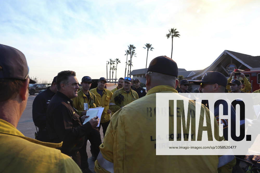 Los Angeles County Fire Department Battalion Chiefs JOSHUA BINDER calls a captains meeting with his firefighters to coordinate their containment effort for the Palisades Fire at Duke s Malibu. California Wildfires 2025: Palisades Fire - ZUMA 20250110_mda_j180_853