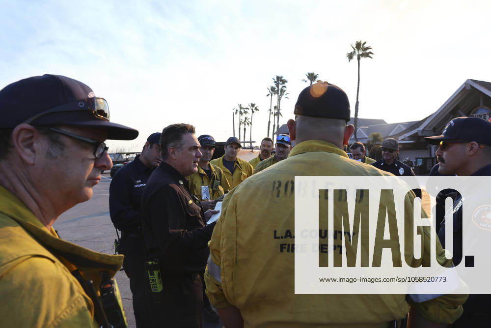 Los Angeles County Fire Department Battalion Chiefs JOSHUA BINDER calls a captains meeting with his firefighters to coordinate their containment effort for the Palisades Fire at Duke s Malibu. California Wildfires 2025: Palisades Fire - ZUMA 20250110_mda_j180_850