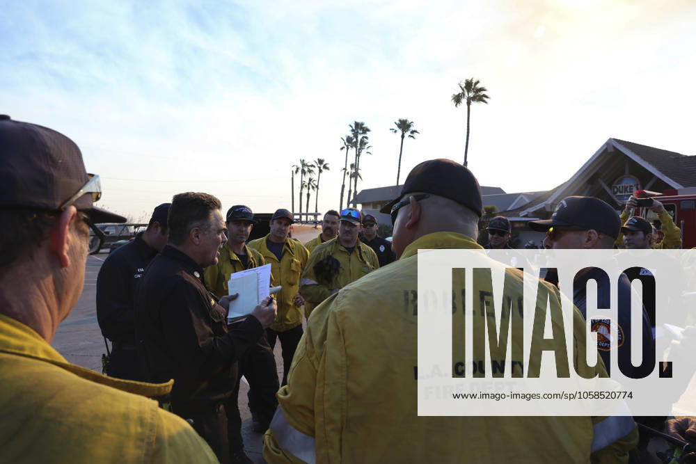 Los Angeles County Fire Department Battalion Chiefs JOSHUA BINDER calls a captains meeting with his firefighters to coordinate their containment effort for the Palisades Fire at Duke s Malibu. California Wildfires 2025: Palisades Fire - ZUMA 20250110_mda_j180_852