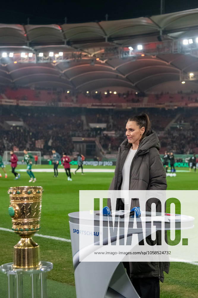 Esther Sedlaczek, li. Pokal, Bott, DFB-Pokal. GER, VfB Stuttgart vs. FC Augsburg, Fussball, Herren, DFB-Pokal, Viertelfinale, Spielzeit 2024 2025, 04.02.2025, DFL DFB REGULATIONS PROHIBIT ANY USE OF PHOTOGRAPHS AS IMAGE SEQUENCES AND OR QUASI-VIDEO, GER, VfB Stuttgart vs. FC Augsburg, Fussball, Herren, DFB-Pokal, Viertelfinale, Spielzeit 2024 2025, 04.02.2025 Stuttgart