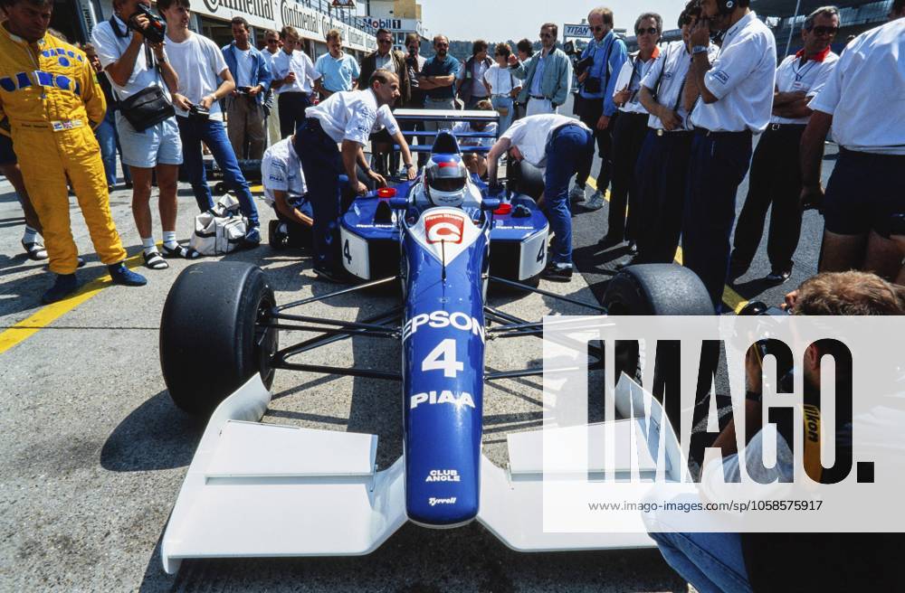 Rennfahrer Jean Alesi, sitzt im Cockpit in der Boxengasse, Formel 1, Tyrrell Racing, Tyrrell 019, Ford Cosworth DFR 3.5 V8, Großer Preis von Deutschland auf dem Hockenheimring am 29. Juli 1990, Deutschland, Europa Racing driver Jean Alesi, sitting in the cockpit in the pit lane, Formula 1, Tyrrell Racing, Tyrrell 019, Ford Cosworth DFR 3.5 V8, German Grand Prix at the Hockenheimring on 29 July 1990, Germany, Europe