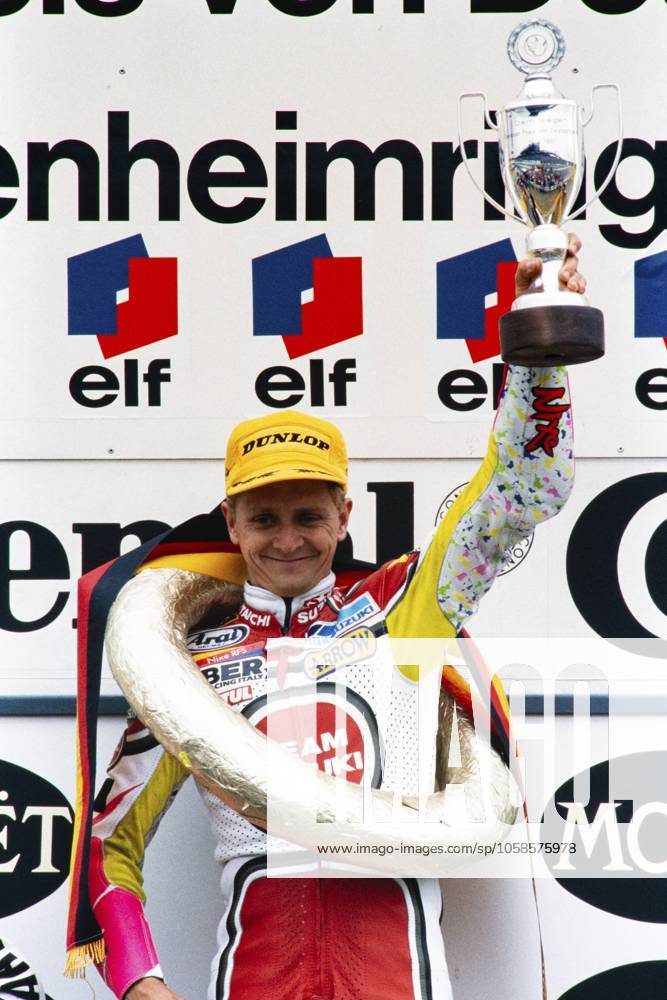 Rennfahrer Kevin Schwantz USA, Siegerehrung, Pokal, Siegerkranz, Motorrad Weltmeisterschaft 1990, Team Lucky Strike, Suzuki RGV 500 cc, Großer Preis GP von Deutschland auf dem Hockenheimring am 27. Mai 1990, Deutschland, Europa Racer Kevin Schwantz USA, award ceremony, trophy, winner s wreath, Motorcycle World Championship, WM, Weltmeisterschaft 1990, Team Lucky Strike, Suzuki RGV 500 cc, Grand Prix GP of Germany at the Hockenheimring on 27 May 1990, Germany, Europe