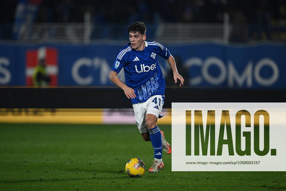 Alex Valle of Calcio Como in action during the Italian Serie A football match between Calcio Como and FC Juventus on 7 of February 2025 at the Giuseppe Senigallia stadium in Como, Italy