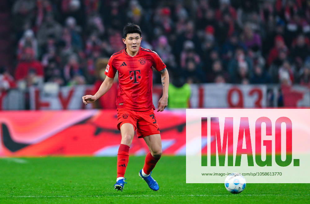 Min-Jae Kim (FC Bayern Muenchen) in Aktion waehrend des Spiels der 1. Bundesliga zwischen FC Bayern München und SV Werder Bremen, Allianz Arena am 07. February 2025 in München, Deutschland. (Foto von Silas Schueller DeFodi Images) +++ Min-Jae Kim (FC Bayern Muenchen) controls the ball during the Bundesliga match between FC Bayern München and SV Werder Bremen at Allianz Arena on February 7, 2025 in Munich, Germany. (Photo by Silas Schueller DeFodi Images) DFL regulations prohibit any use of photographs as image sequences and or quasi-video. (Photo by Silas Schueller DeFodi Images) Defodi-738_738_BAYBRE_20250207_790