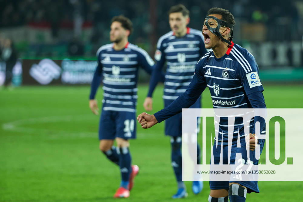 2. Bundesliga - SC Preußen Münster - Hamburger SV am 07.02.2025 im Preußenstadion in Münster Jubel und Freude über den Sieg , hier u.a. bei Davie Selke (Hamburg 27)