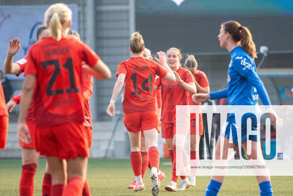 Fussball Google Pixel Frauen-Bundesliga, TSG Hoffenheim Frauen - FC Bayern München v.l. Alara Sehitler (FC Bayern München Frauen) bejubelt Ihr Tor zum 2:1 mit Sydney Lohmann (FC Bayern München Frauen) und Klara Bühl (FC Bayern München Frauen) Hoffenheim