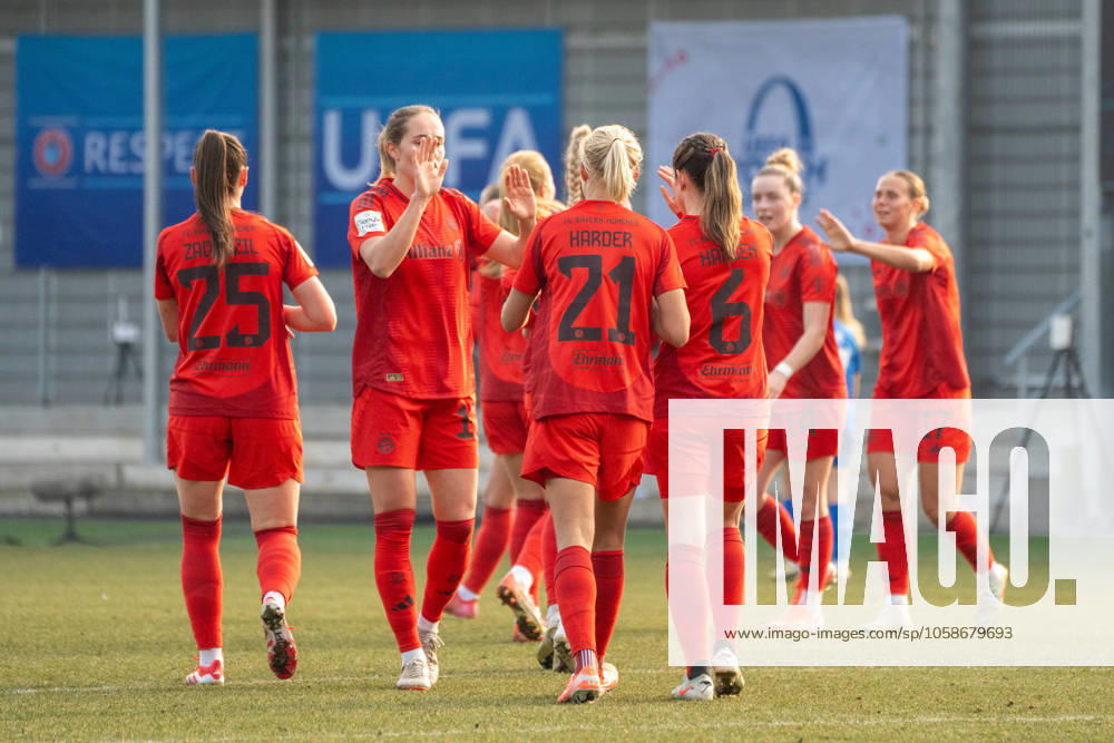 Fussball Google Pixel Frauen-Bundesliga, TSG Hoffenheim Frauen - FC Bayern München v.l. Sarah Zadrazil (FC Bayern München Frauen), Sydney Lohmann (FC Bayern München Frauen), Pernille Harder (FC Bayern München Frauen), Tuva Hansen (FC Bayern München Frauen), Alara Sehitler (FC Bayern München Frauen), Klara Bühl (FC Bayern München Frauen) bejubeln das 2:1. Hoffenheim