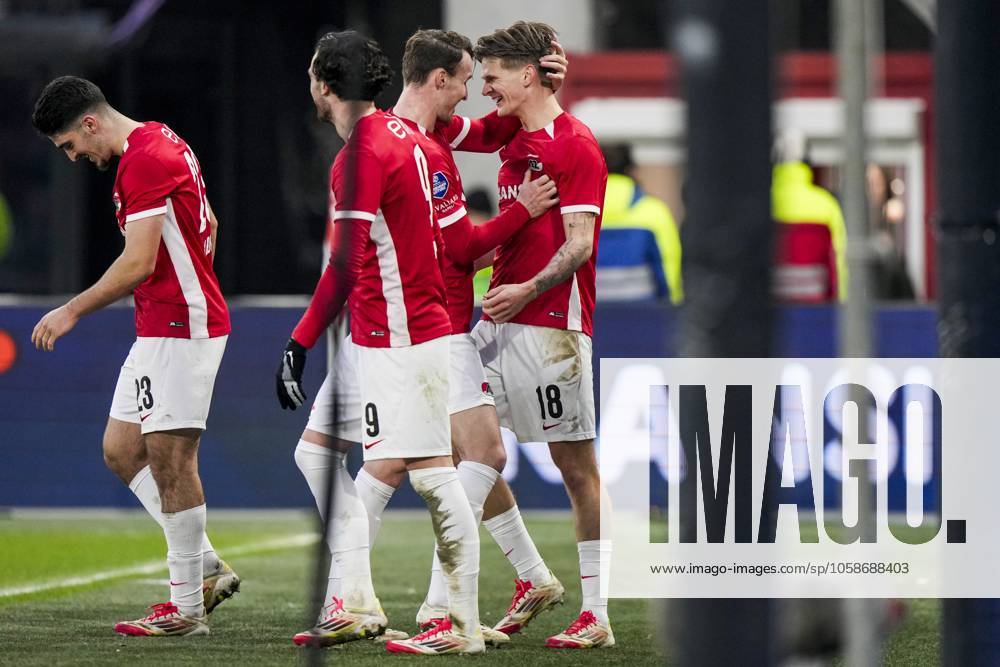ALKMAAR - (l-r) Peer Koopmeiners of AZ Alkmaar, David Moller Wolfe of AZ Alkmaar celebrate the 1-0 during the Dutch Eredivisie match between AZ Alkmaar and PEC Zwolle at the AFAS stadium on Feb. 11, 2025 in Alkmaar, Netherlands. ANP TOBIAS KLEUVER Dutch Eredivisie 2024 25 ANPxSportx IVx 519537573 originalFilename: 519537573