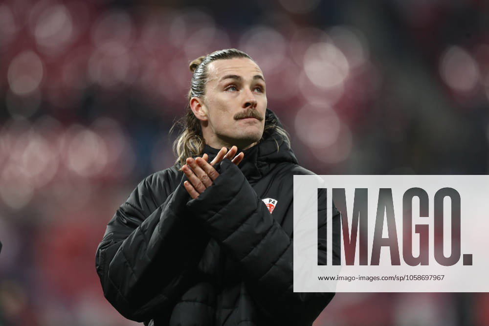 Fussball 1. Bundesliga, RB Leipzig - FC St. Pauli, v.l. Jackson Irvine (St Pauli, 7) Bedankt sich bei den Fans enttaeuscht, enttäuscht, schaut enttaeuscht, niedergeschlagen, disappointed Leipzig