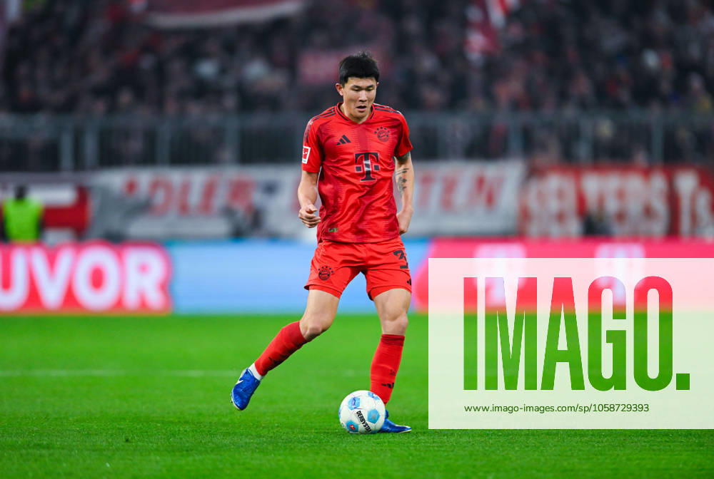 Min-Jae Kim (FC Bayern Muenchen) in Aktion waehrend des Spiels der 1. Bundesliga zwischen FC Bayern München und SV Werder Bremen, Allianz Arena am 07. February 2025 in München, Deutschland. (Foto von Silas Schueller DeFodi Images) +++ Min-Jae Kim (FC Bayern Muenchen) controls the ball during the Bundesliga match between FC Bayern München and SV Werder Bremen at Allianz Arena on February 7, 2025 in Munich, Germany. (Photo by Silas Schueller DeFodi Images) DFL regulations prohibit any use of photographs as image sequences and or quasi-video. (Photo by Silas Schueller DeFodi Images) Defodi-738_738_BAYBRE_20250207_507