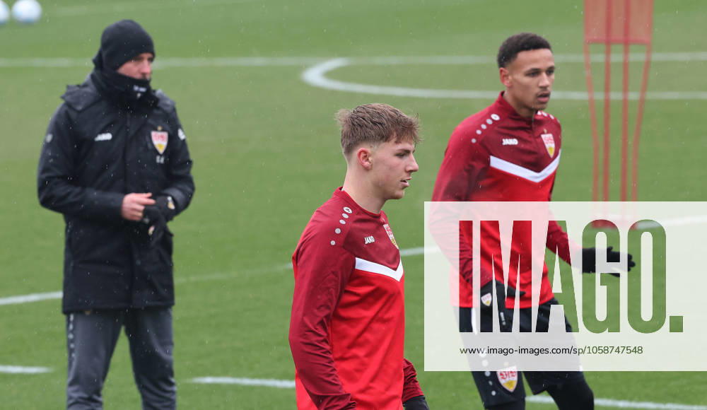 Stuttgart , Fußball Training VfB Stuttgart , von links: Sebastian Hoeneß Finn Jeltsch Luca Jaquez
