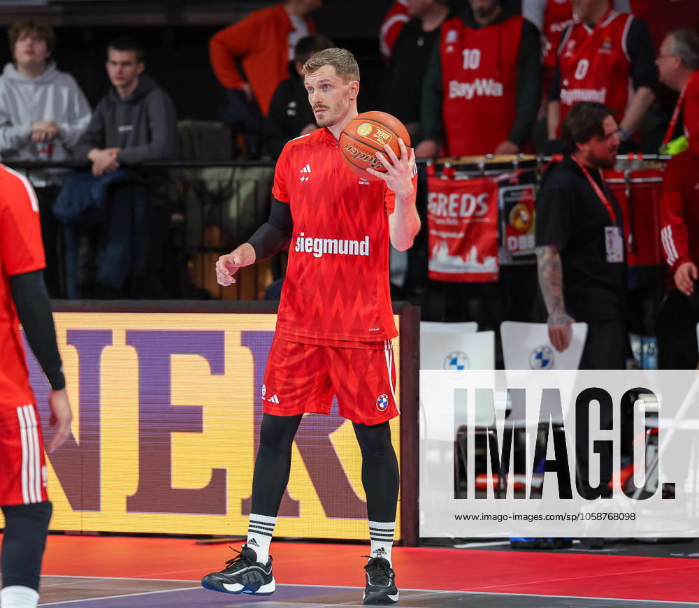Andreas Obst (FC Bayern Basketball, 13) mit Ball beim Aufwaermen vor dem Spiel, GER, FC Bayern Muenchen vs. Skyliners Frankfurt, Basketball, easycredit Basketball Bundesliga, BBL, 21. Spieltag, Saison 2024 2025, 11.02.2025, GER, FC Bayern Muenchen vs. Skyliners Frankfurt, Basketball, easycredit Basketball Bundesliga, BBL, 21. Spieltag, Saison 2024 2025, 11.02.2025 Muenchen