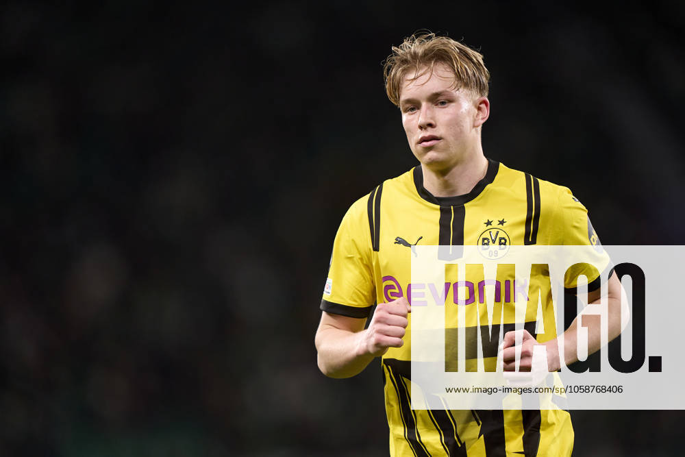 Sporting Clube de Portugal v Borussia Dortmund - UEFA Champions League 2024 25 League Knockout Play-off First Leg Daniel Svensson of Borussia Dortmund looks on during the UEFA Champions League Knockout phase play-offs 1st leg match between Sporting CP and Borussia Dortmund at Jose Alvalade Stadium in Lisbon, Portugal, on February 11, 2025. Lisbon, Portugal Lisbon Portugal