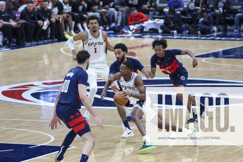 DE AARON FOX 4 of the San Antonio Spurs handles the ball against JUSTIN CHAMPAGNIE 9 the Washington Wizards during the first half of NBA, Basketball Herren, USA action at Capital One Arena. Washington USA - ZUMAs352 20250210_zsp_s352_030