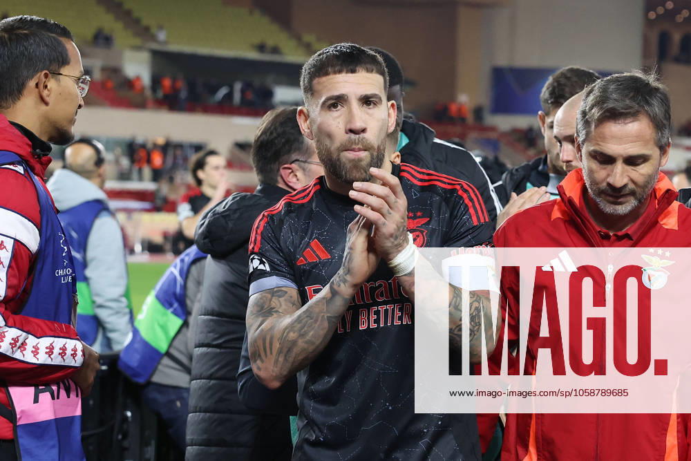 Monaco on February 12, 2025 Uefa Champions League Knockout phase play-offs, 1st leg AS Monaco - SL Benfica, Nicolas Otamendi (S.L.Benfica) bedankt sich bei den Fans, bedanken, Dank. Mannschaft nach dem Spiel, after the match bedankt sich bei den Fans, applauds the fans