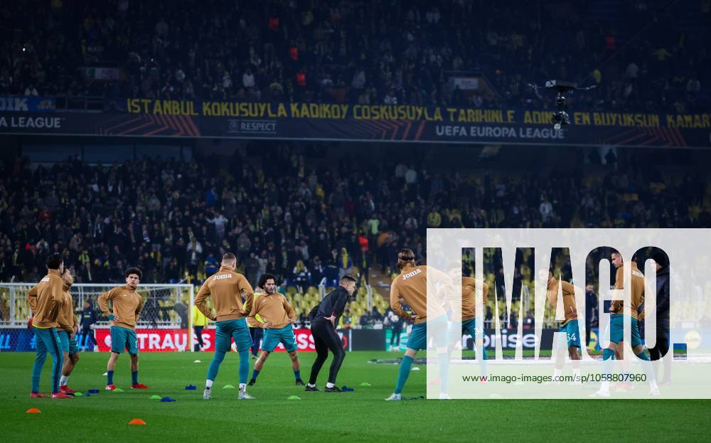 Anderlecht s players pictured in action during the warming-up for a soccer game between Turkish Fenerbahce SK and Belgian RSC Anderlecht, on Thursday 13 February 2025 in Istanbul, Turkey, the first leg of the Knockout phase play-offs of the UEFA Europa League competition. VIRGINIExLEFOUR x112373496x