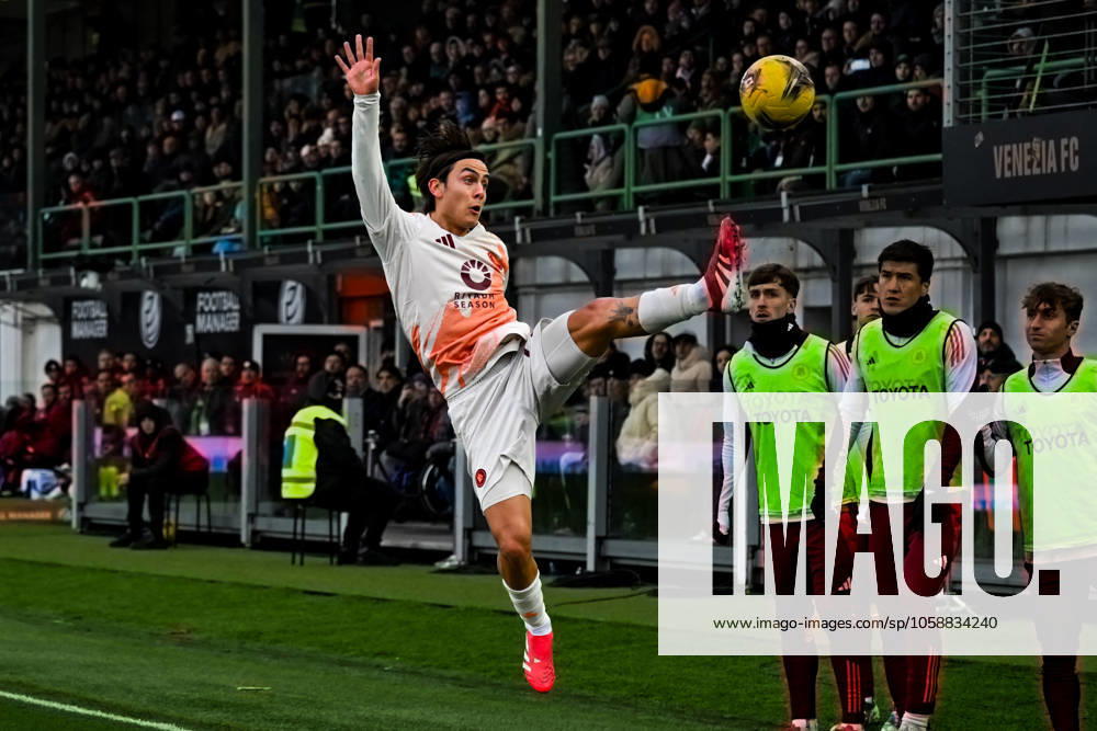 CALCIO - Serie A - Venezia FC vs AS Roma Roma s Paulo Dybala portrait in action with ball during the italian soccer during Venezia FC vs AS Roma, Italian soccer Serie A match in Venice, Italy, February 09 2025 Venice Italy