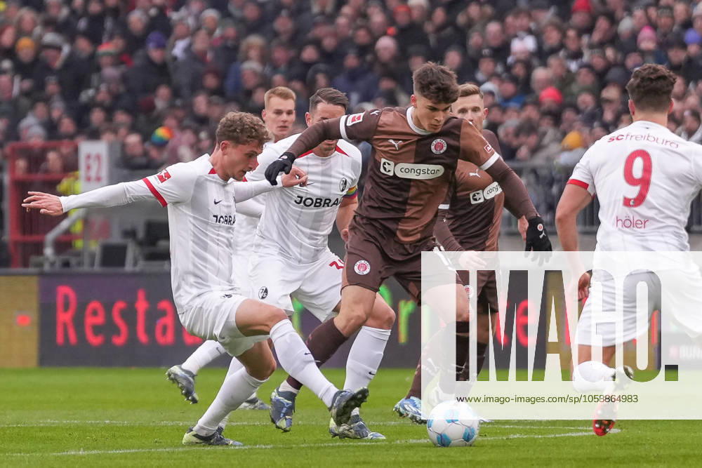 Patrick Osterhage (SC Freiburg, 06) im Zweikampf mit Noah Weißhaupt Noah Weisshaupt (FC St. Pauli, 13) , Fussball, 1. Bundesliga, 22.Spieltag, 2024 2025, FC St. Pauli vs. SC Freiburg, 15.02.2025, Millerntor-Stadion, Hamburg, Deutschland DFL REGULATIONS PROHIBIT ANY USE OF PHOTOGRAPHS AS IMAGE SEQUENCES AND OR QUASI-VIDEO. Hamburg Millerntor-Stadion Hamburg Deutschland