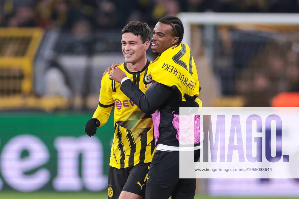 UEFA Champions League, Play-Offs, Borussia Dortmund - Sporting Lissabon, v. l. Giovanni Reyna (Borussia Dortmund), Carney Chukwuemeka (Borussia Dortmund) lachen, Dortmund Signal Iduna Park NRW Deutschland xRHR-FOTO DEx