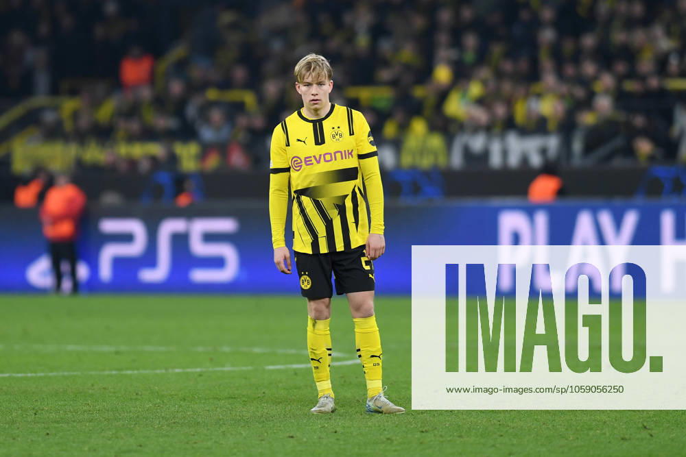 Daniel Svensson (Borussia Dortmund) schaut waehrend des Spiels der UEFA Champions League 2024 25 Play-offs Rückspiel zwischen Borussia Dortmund und Sporting Lissabon, SIGNAL IDUNA PARK am 19. February 2025 in Dortmund, Deutschland. (Foto von Ralf Treese DeFodi Images) +++ Daniel Svensson (Borussia Dortmund) looks on during the UEFA Champions League 2024 25 League Knockout Play-off Second Leg match between Borussia Dortmund and Sporting Clube de Portugal at Signal Iduna Park on February 19, 2025 in Dortmund, Germany. (Photo by Ralf Treese DeFodi Images)