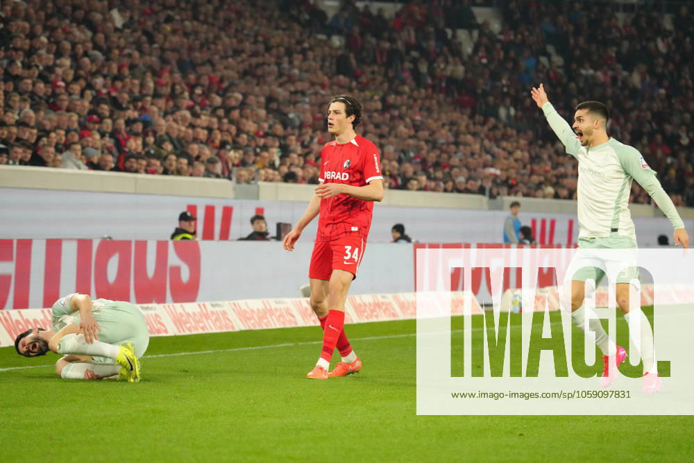 1. Bundesliga: SC Freiburg vs. SV Werder Bremen Merlin Röhl (SC Freiburg 34) im Zweikampf um den Ball mit André Silva (SV Werder Bremen 9) und Anthony Jung (SV Werder Bremen 3) ging Anthony Jung (SV Werder Bremen 3) zu Boden 1. Bundesliga: SC Freiburg vs. SV Werder Bremen, Europa-Park Stadion, Freitag 21.02.2025 DFB DFL REGULATIONS PROHIBIT ANY USE OF PHOTOGRAPHS AS IMAGE SEQUENCES AND OR QUASI-VIDEO.