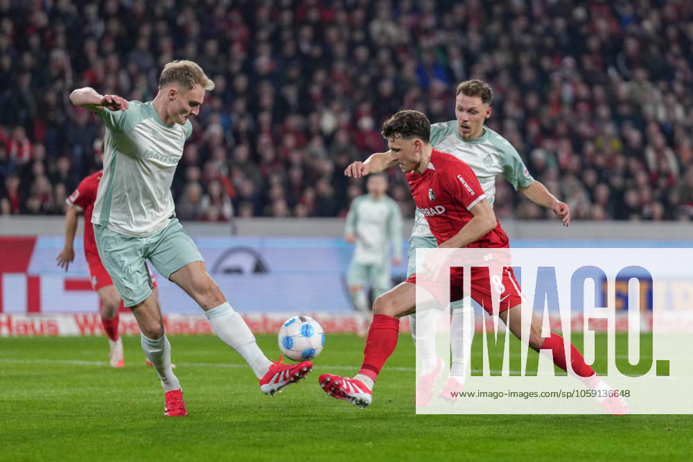 Amos Pieper (SV Werder Bremen, 05) im Zweikampf mit Maximilian Eggestein (SC Freiburg, 08) , Fussball, 1. Bundesliga, 23.Spieltag, 2024 2025, SC Freiburg vs. SV Werder Bremen, 21.02.2025, Europa-Park Stadion, Freiburg, Deutschland DFL REGULATIONS PROHIBIT ANY USE OF PHOTOGRAPHS AS IMAGE SEQUENCES AND OR QUASI-VIDEO. Freiburg Europa-Park Stadion Baden-Württemberg Deutschland