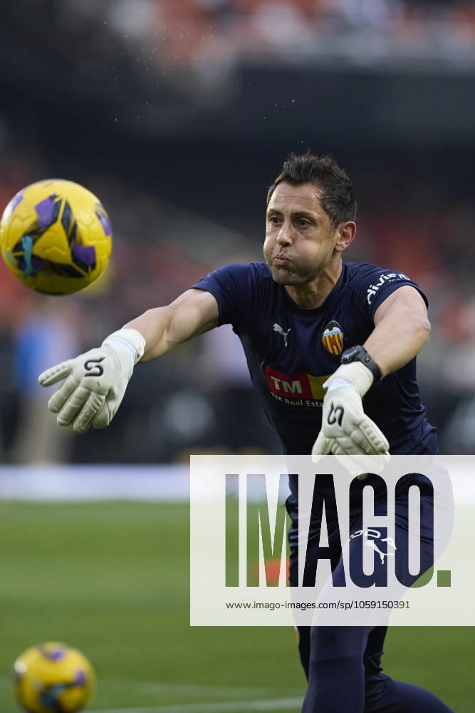La Liga EA Sports, Spain, Valencia CF and Atletico de Madrid VALENCIA, SPAIN - FEBRUARY 22: Marcos Abad Goalkeeper Coach of Valencia CF warms up prior the La Liga EA Sports match between Valencia CF and Club Atletico de Madrid at Mestalla Stadium on February 22, 2025 in Valencia, Spain. (Photo by Jose Torres Photo Players Images Magara Press) Valencia Mestalla Stadium Spain