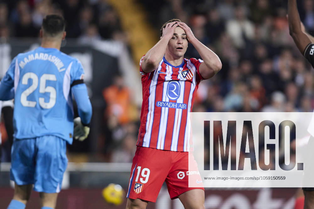 La Liga EA Sports, Spain, Valencia CF and Atletico de Madrid VALENCIA, SPAIN - FEBRUARY 22: Julian Alvarez of Atletico de Madrid reacts during the La Liga EA Sports match between Valencia CF and Club Atletico de Madrid at Mestalla Stadium on February 22, 2025 in Valencia, Spain. (Photo by Jose Torres Photo Players Images Magara Press) Valencia Mestalla Stadium Spain