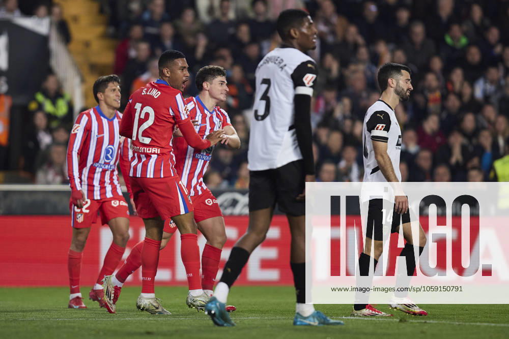 La Liga EA Sports, Spain, Valencia CF and Atletico de Madrid VALENCIA, SPAIN - FEBRUARY 22: Julian Alvarez of Atletico de Madrid celebrates after scoring his team s second goal during the La Liga EA Sports match between Valencia CF and Club Atletico de Madrid at Mestalla Stadium on February 22, 2025 in Valencia, Spain. (Photo by Jose Torres Photo Players Images Magara Press) Valencia Mestalla Stadium Spain