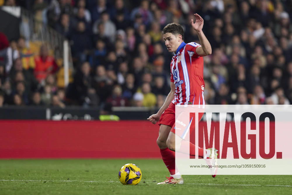 La Liga EA Sports, Spain, Valencia CF and Atletico de Madrid VALENCIA, SPAIN - FEBRUARY 22: Julian Alvarez of Atletico de Madrid in action during the La Liga EA Sports match between Valencia CF and Club Atletico de Madrid at Mestalla Stadium on February 22, 2025 in Valencia, Spain. (Photo by Jose Torres Photo Players Images Magara Press) Valencia Mestalla Stadium Spain