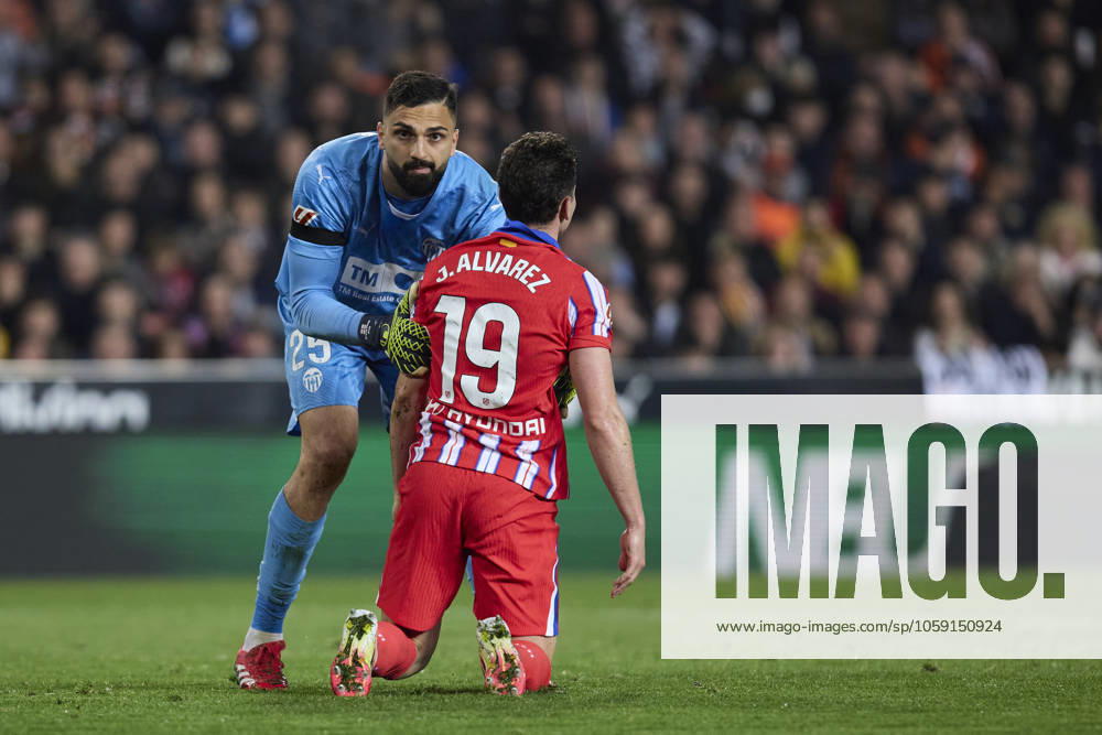 La Liga EA Sports, Spain, Valencia CF and Atletico de Madrid VALENCIA, SPAIN - FEBRUARY 22: Julian Alvarez of Atletico de Madrid and Giorgi Mamardashvili Goalkeeper of Valencia CF reacts during the La Liga EA Sports match between Valencia CF and Club Atletico de Madrid at Mestalla Stadium on February 22, 2025 in Valencia, Spain. (Photo by Jose Torres Photo Players Images Magara Press) Valencia Mestalla Stadium Spain