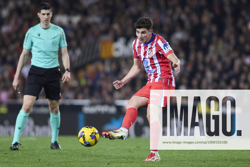 La Liga EA Sports, Spain, Valencia CF and Atletico de Madrid VALENCIA, SPAIN - FEBRUARY 22: Julian Alvarez of Atletico de Madrid passes the ball during the La Liga EA Sports match between Valencia CF and Club Atletico de Madrid at Mestalla Stadium on February 22, 2025 in Valencia, Spain. (Photo by Jose Torres Photo Players Images Magara Press) Valencia Mestalla Stadium Spain