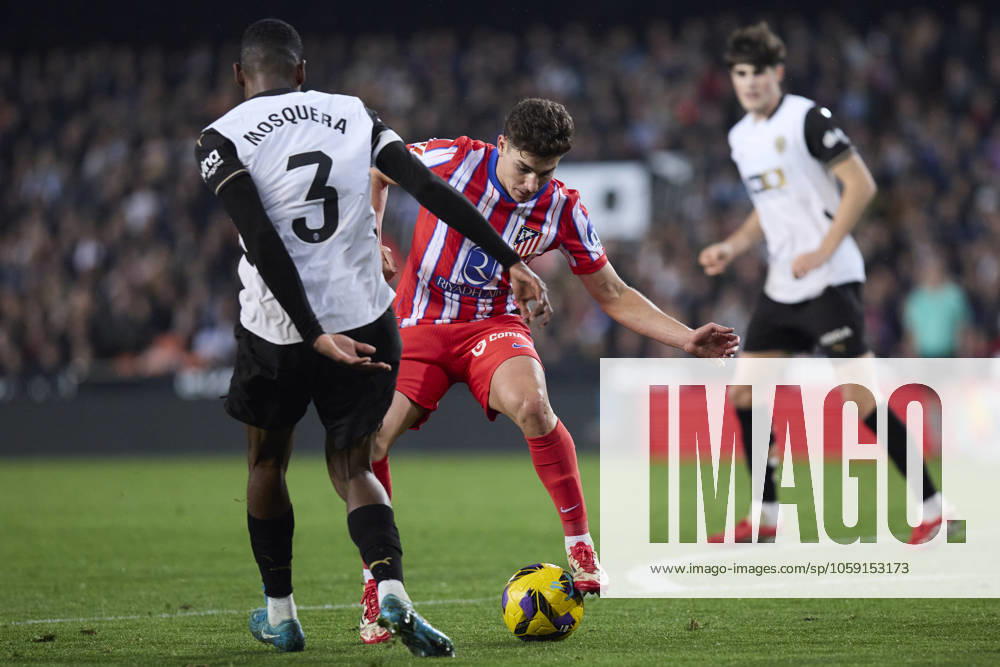 La Liga EA Sports, Spain, Valencia CF and Atletico de Madrid VALENCIA, SPAIN - FEBRUARY 22: Julian Alvarez of Atletico de Madrid competes for the ball with Cristhian Mosquera Centre-Back of Valencia CF during the La Liga EA Sports match between Valencia CF and Club Atletico de Madrid at Mestalla Stadium on February 22, 2025 in Valencia, Spain. (Photo by Jose Torres Photo Players Images Magara Press) Valencia Mestalla Stadium Spain