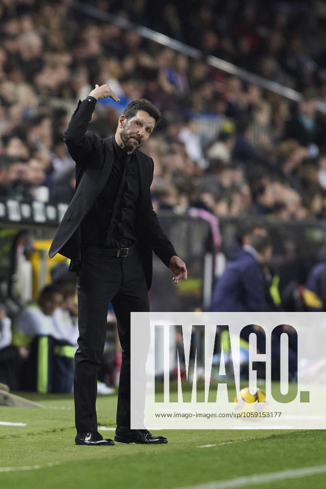 La Liga EA Sports, Spain, Valencia CF and Atletico de Madrid VALENCIA, SPAIN - FEBRUARY 22: Diego Pablo Simeone Head Coach of Atletico de Madrid looks on during the La Liga EA Sports match between Valencia CF and Club Atletico de Madrid at Mestalla Stadium on February 22, 2025 in Valencia, Spain. (Photo by Jose Torres Photo Players Images Magara Press) Valencia Mestalla Stadium Spain