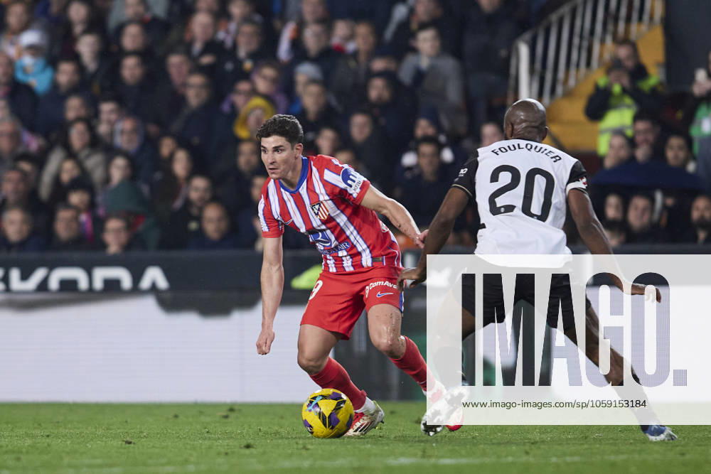 La Liga EA Sports, Spain, Valencia CF and Atletico de Madrid VALENCIA, SPAIN - FEBRUARY 22: Julian Alvarez of Atletico de Madrid competes for the ball with Dimitri Foulquier Right-Back of Valencia CF during the La Liga EA Sports match between Valencia CF and Club Atletico de Madrid at Mestalla Stadium on February 22, 2025 in Valencia, Spain. (Photo by Jose Torres Photo Players Images Magara Press) Valencia Mestalla Stadium Spain