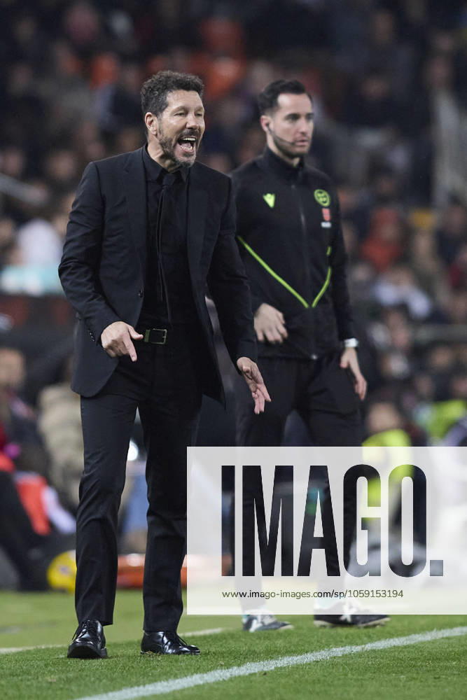 La Liga EA Sports, Spain, Valencia CF and Atletico de Madrid VALENCIA, SPAIN - FEBRUARY 22: Diego Pablo Simeone Head Coach of Atletico de Madrid looks on during the La Liga EA Sports match between Valencia CF and Club Atletico de Madrid at Mestalla Stadium on February 22, 2025 in Valencia, Spain. (Photo by Jose Torres Photo Players Images Magara Press) Valencia Mestalla Stadium Spain