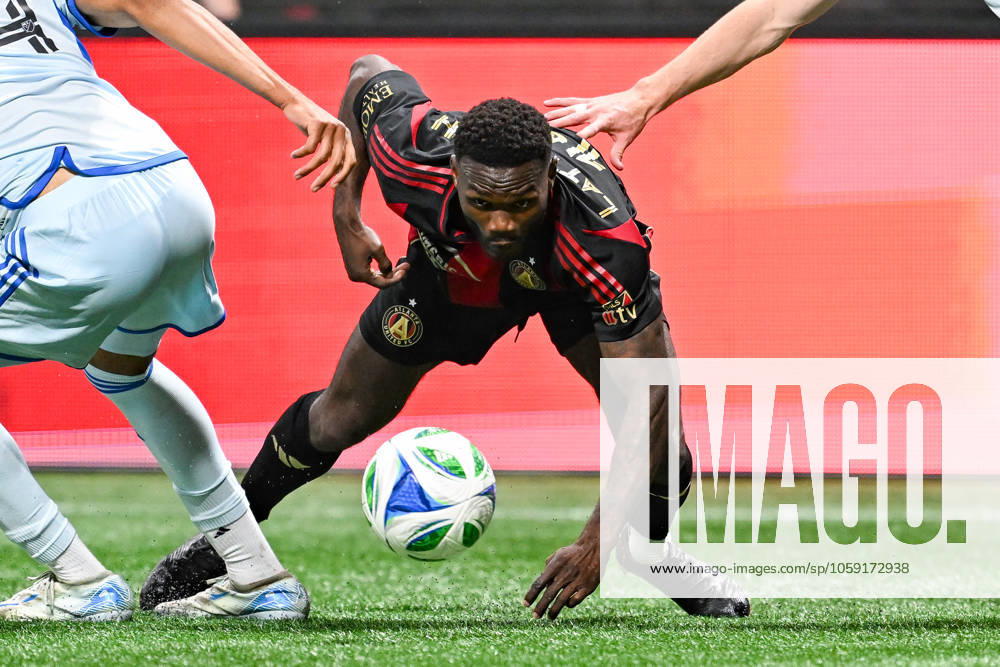 ATLANTA, GA Ð FEBRUARY 22: Atlanta forward Emmanuel Latte Lath (19) looks at the ball during the MLS, Fussball Herren, USA match between CF Montreal and Atlanta United FC on February 22nd, 2025 at Mercedes-Benz Stadium in Atlanta, GA. (Photo by Rich von Biberstein Icon Sportswire) SOCCER: FEB 22 MLS Atlanta United FC vs CF Montreal Icon250222044