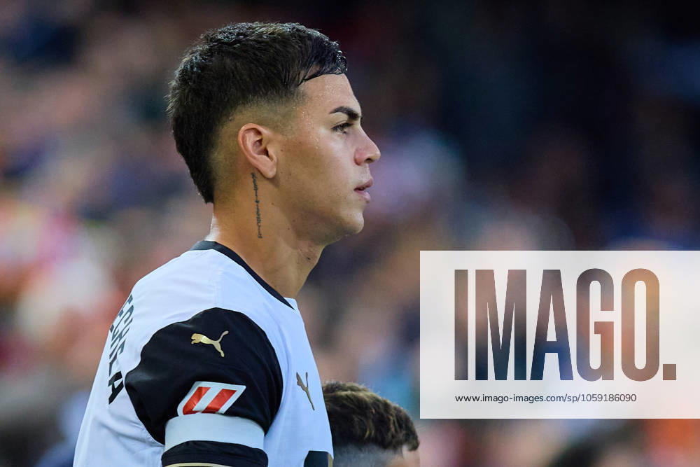 La Liga EA Sports, Spain, Valencia CF and Atletico de Madrid VALENCIA, SPAIN - FEBRUARY 22: Enzo Barrenechea Centre-Back of Valencia CF looks on during the La Liga EA Sports match between Valencia CF and Club Atletico de Madrid at Mestalla Stadium on February 22, 2025 in Valencia, Spain. (Photo by Jose Torres Photo Players Images Magara Press) Valencia Mestalla Stadium Spain