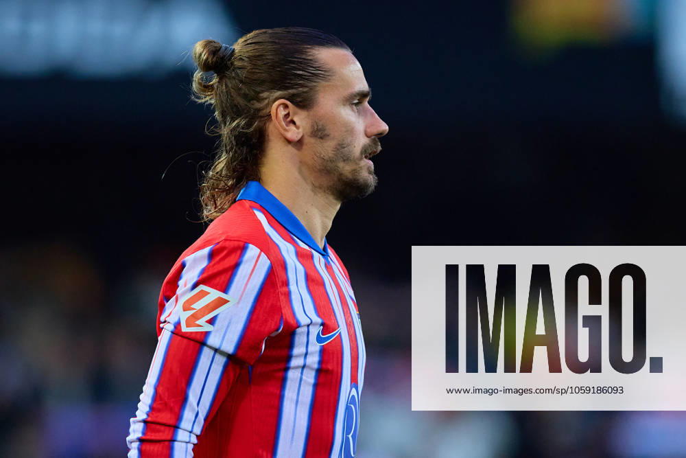 La Liga EA Sports, Spain, Valencia CF and Atletico de Madrid VALENCIA, SPAIN - FEBRUARY 22: Antoine Griezmann Centre-Forward of Atletico de Madrid looks on during the La Liga EA Sports match between Valencia CF and Club Atletico de Madrid at Mestalla Stadium on February 22, 2025 in Valencia, Spain. (Photo by Jose Torres Photo Players Images Magara Press) Valencia Mestalla Stadium Spain