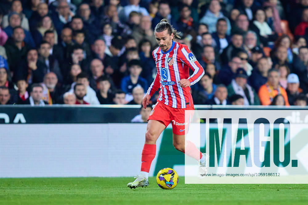 La Liga EA Sports, Spain, Valencia CF and Atletico de Madrid VALENCIA, SPAIN - FEBRUARY 22: Antoine Griezmann Centre-Forward of Atletico de Madrid runs with the ball during the La Liga EA Sports match between Valencia CF and Club Atletico de Madrid at Mestalla Stadium on February 22, 2025 in Valencia, Spain. (Photo by Jose Torres Photo Players Images Magara Press) Valencia Mestalla Stadium Spain