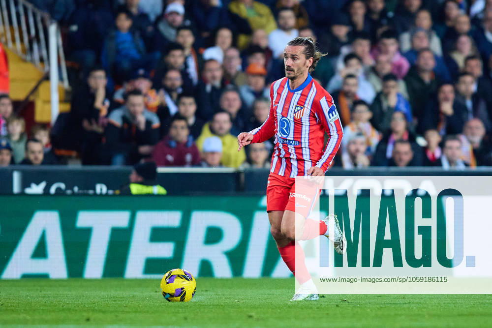 La Liga EA Sports, Spain, Valencia CF and Atletico de Madrid VALENCIA, SPAIN - FEBRUARY 22: Antoine Griezmann Centre-Forward of Atletico de Madrid runs with the ball during the La Liga EA Sports match between Valencia CF and Club Atletico de Madrid at Mestalla Stadium on February 22, 2025 in Valencia, Spain. (Photo by Jose Torres Photo Players Images Magara Press) Valencia Mestalla Stadium Spain