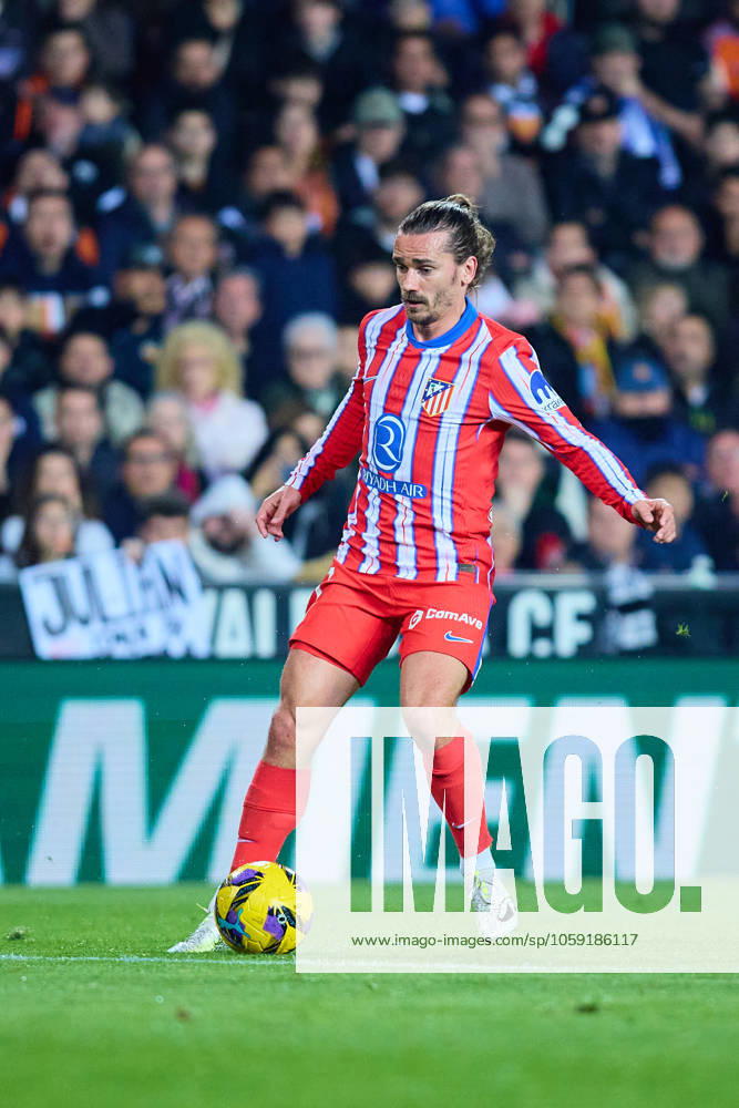 La Liga EA Sports, Spain, Valencia CF and Atletico de Madrid VALENCIA, SPAIN - FEBRUARY 22: Antoine Griezmann Centre-Forward of Atletico de Madrid passes the ball during the La Liga EA Sports match between Valencia CF and Club Atletico de Madrid at Mestalla Stadium on February 22, 2025 in Valencia, Spain. (Photo by Jose Torres Photo Players Images Magara Press) Valencia Mestalla Stadium Spain