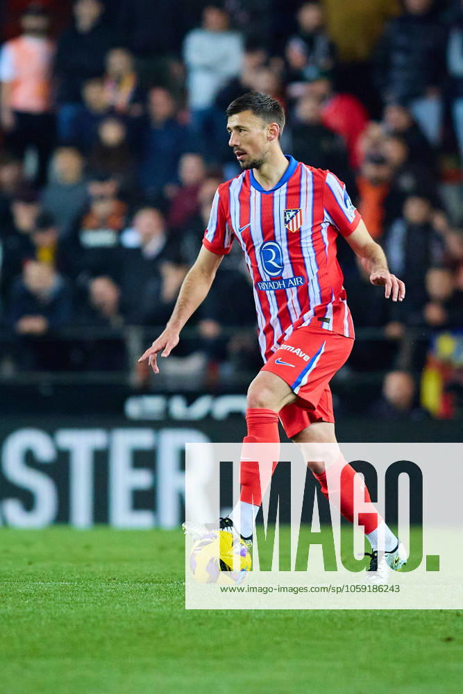 La Liga EA Sports, Spain, Valencia CF and Atletico de Madrid VALENCIA, SPAIN - FEBRUARY 22: Clement Lenglet of Atletico de Madrid runs with the ball during the La Liga EA Sports match between Valencia CF and Club Atletico de Madrid at Mestalla Stadium on February 22, 2025 in Valencia, Spain. (Photo by Jose Torres Photo Players Images Magara Press) Valencia Mestalla Stadium Spain