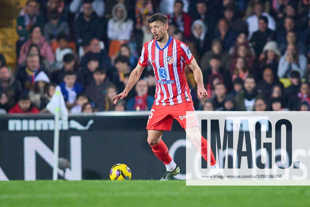 La Liga EA Sports, Spain, Valencia CF and Atletico de Madrid VALENCIA, SPAIN - FEBRUARY 22: Clement Lenglet of Atletico de Madrid runs with the ball during the La Liga EA Sports match between Valencia CF and Club Atletico de Madrid at Mestalla Stadium on February 22, 2025 in Valencia, Spain. (Photo by Jose Torres Photo Players Images Magara Press) Valencia Mestalla Stadium Spain