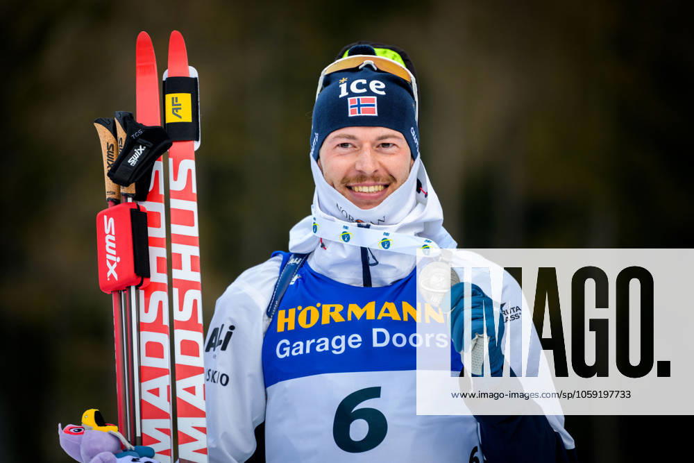 Sturla Holm Laegreid of Norway celebrates with his medal after second place in men s 15 km mass start during the IBU Biathlon World Championships on February 23, 2025 in Lenzerheide. Photo: Petter Arvidson BILDBYRAN kod PA PA0990 bbeng skidskytte biathlon skiskyting skidskytte-vm vm ibu world championships biathlon world championships masstart mass start jubel norge norway