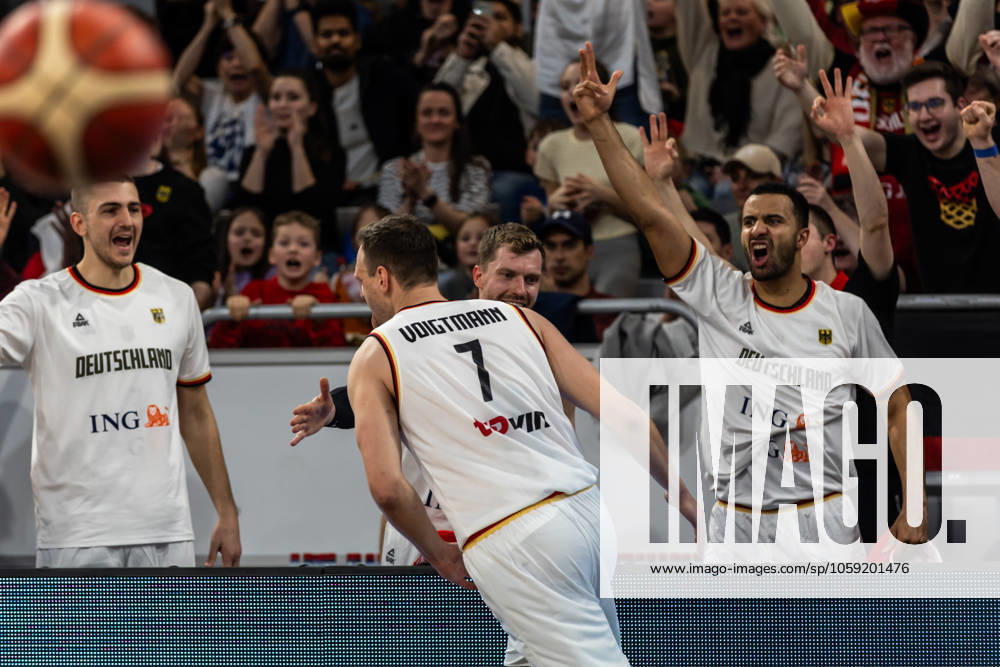 FIBA Basketball, EuroBasket Qualifiers 2025, Herren. Gruppe D. 23.02.2025, Deutschland - Bulgarien Johannes Voigtmann (Deutschland, No7) jubelt mit Johannes Thiemann (Deutschland, No32)