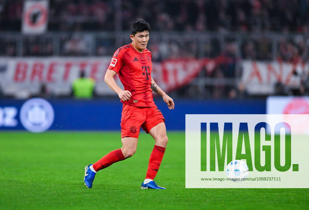 Min-Jae Kim (FC Bayern Muenchen) in Aktion waehrend des Spiels der 1. Bundesliga zwischen FC Bayern München und Eintracht Frankfurt, Allianz Arena am 23. February 2025 in München, Deutschland. (Foto von Silas Schüller DeFodi Images) +++ Min-Jae Kim (FC Bayern Muenchen) controls the ball during the Bundesliga match between FC Bayern München and Eintracht Frankfurt at Allianz Arena on February 23, 2025 in Munich, Germany. (Photo by Silas Schüller DeFodi Images) DFL regulations prohibit any use of photographs as image sequences and or quasi-video. (Photo by Silas Schueller DeFodi Images)